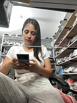 Snapshot of GiaDuque chatting on 10.28.25 GiaDuque online show from 10.28.25