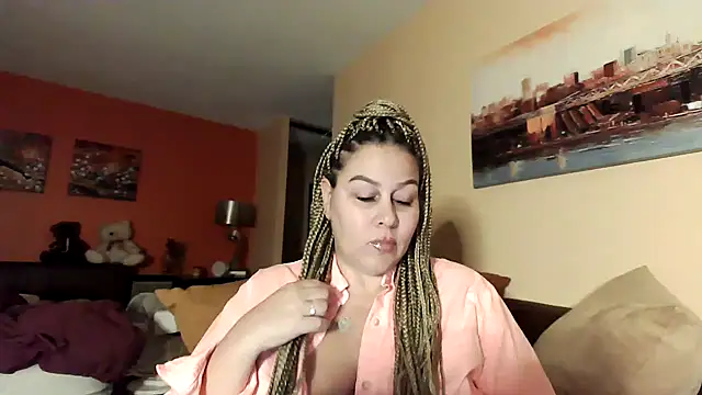 Snapshot of number1slut chatting on 12.18.24 number1slut online show from 12.18.24