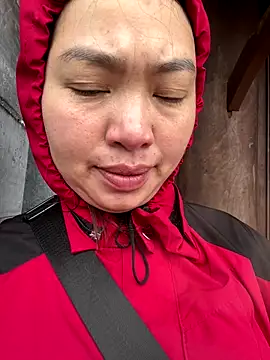 Snapshot of Nhung584 chatting on 10.21.25 Nhung584 online show from 10.21.25