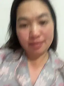 Snapshot of Nhung584 chatting on 10.22.25 Nhung584 online show from 10.22.25