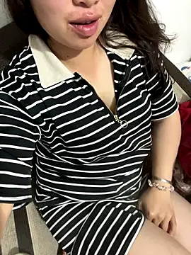 Snapshot of Nhung584 chatting on 10.29.25 Nhung584 online show from 10.29.25