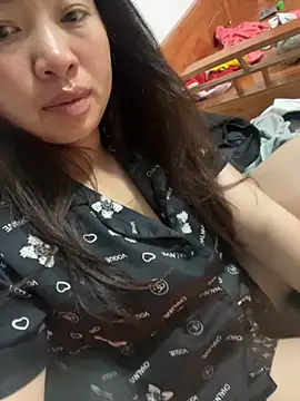 Snapshot of Nhung584 chatting on 11.15.25 Nhung584 online show from 11.15.25