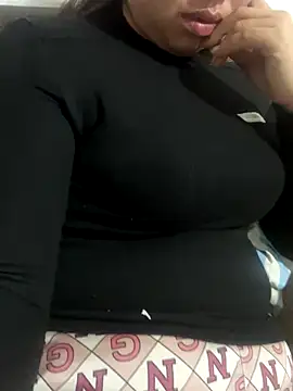 Snapshot of Nhung584 chatting on 12.21.25 Nhung584 online show from 12.21.25