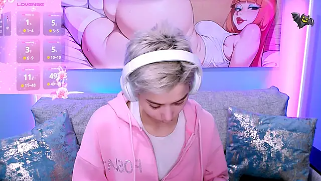 Snapshot of SophieAsh chatting on 11.20.25 SophieAsh online show from 11.20.25