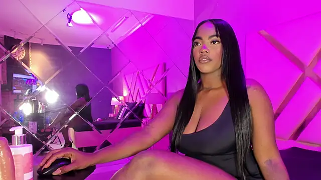 Snapshot of ReinaMiah chatting on 09.10.25 ReinaMiah online show from 09.10.25