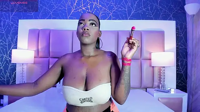 Snapshot of ReinaMiah chatting on 10.11.25 ReinaMiah online show from 10.11.25