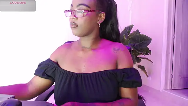 Snapshot of ReinaMiah chatting on 11.02.25 ReinaMiah online show from 11.02.25