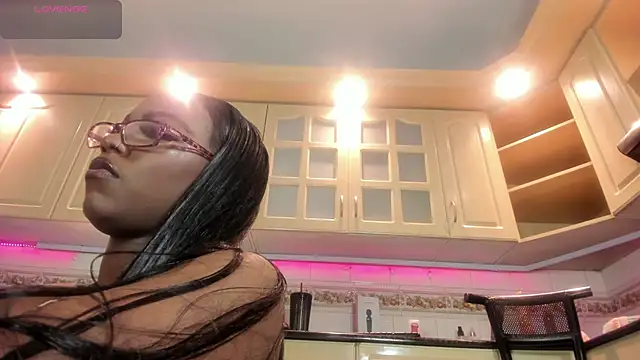 Snapshot of ReinaMiah chatting on 11.07.25 ReinaMiah online show from 11.07.25