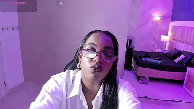 Snapshot of ReinaMiah chatting on 11.09.25 ReinaMiah online show from 11.09.25