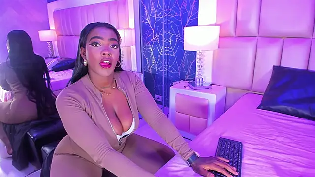 Snapshot of ReinaMiah chatting on 11.28.25 ReinaMiah online show from 11.28.25