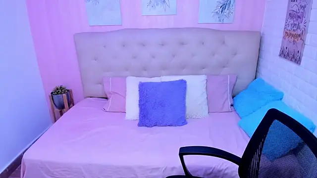 Milla lourents online show from 10.15.25