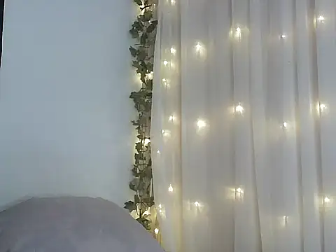 lishainparis18 online show from 11.22.25