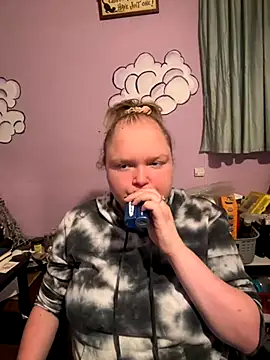 Snapshot of KadiSparkle chatting on 11.01.25 KadiSparkle online show from 11.01.25