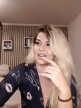 Snapshot of Mayaaaaaa_ chatting on 11.21.25 Mayaaaaaa online show from 11.21.25