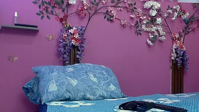 skinnybarbie022 online show from 12.18.25