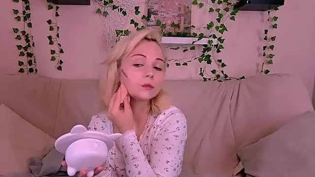 Charlotte Colinss online show from 09.22.25