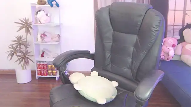 Suzie Wet Cave online show from 10.12.25