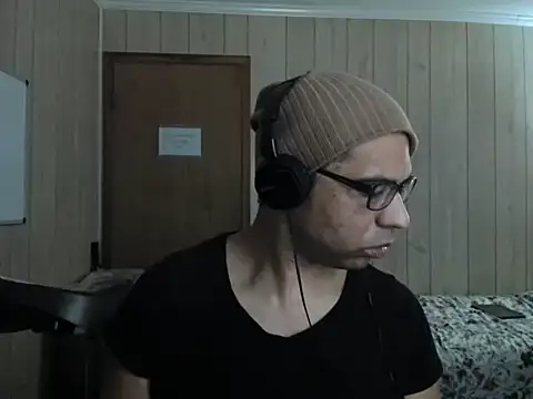 Snapshot of NaturalBeautyQueen chatting on 10.27.25 NaturalBeautyQueen online show from 10.27.25