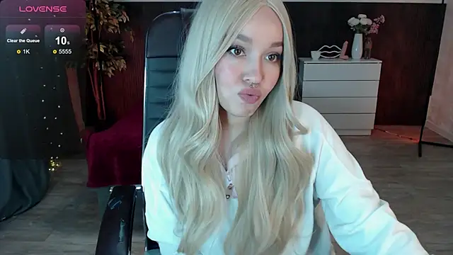 Snapshot of Sexy_Alexia69 chatting on 10.19.25 Sexy Alexia69 online show from 10.19.25