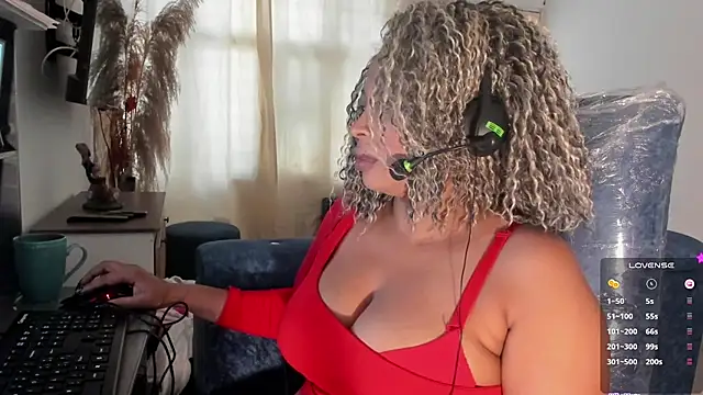 Snapshot of LiloTorontoo chatting on 11.03.25 LiloTorontoo online show from 11.03.25