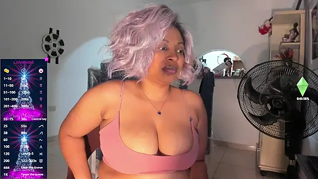 Snapshot of LiloTorontoo chatting on 12.19.25 LiloTorontoo online show from 12.19.25