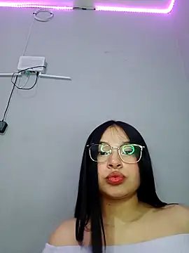 Snapshot of Anne_Mia chatting on 11.24.25 Anne Mia online show from 11.24.25