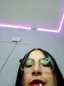 Snapshot of Anne_Mia chatting on 12.19.25 Anne Mia online show from 12.19.25