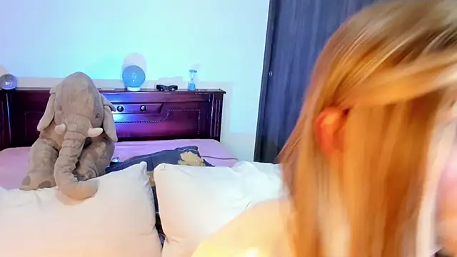 Snapshot of Flora_Minx chatting on 11.22.25 Flora Minx online show from 11.22.25