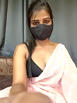 Snapshot of Misss-julli chatting on 10.11.25 Misss-julli online show from 10.11.25