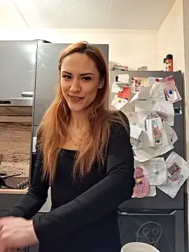 Snapshot of SlimBellaa chatting on 12.21.25 SlimBellaa online show from 12.21.25