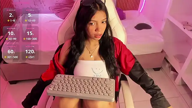 Snapshot of Valy_hot chatting on 11.19.25 Valy hot online show from 11.19.25