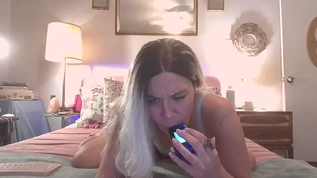 LilaDeliciousXX online show from 10.28.25