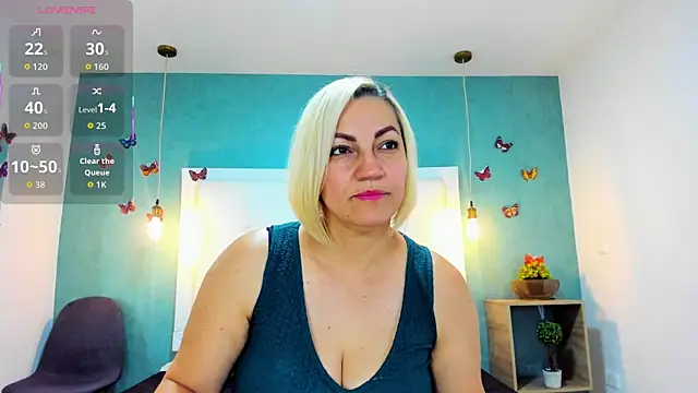 Snapshot of Heidy_milf chatting on 10.24.25 Heidy milf online show from 10.24.25