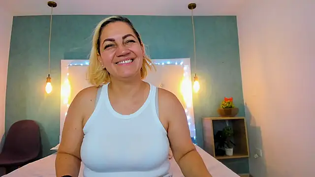 Snapshot of Heidy_milf chatting on 11.28.25 Heidy milf online show from 11.28.25