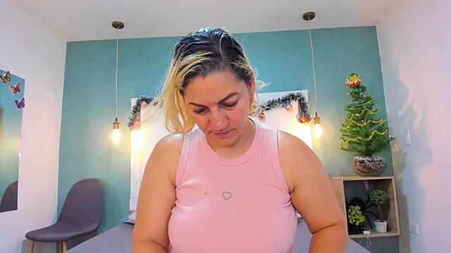 Snapshot of Heidy_milf chatting on 12.04.25 Heidy milf online show from 12.04.25