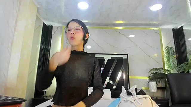 Snapshot of Sophie_Calloway chatting on 12.16.25 Sophie Calloway online show from 12.16.25