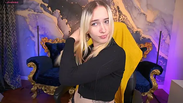 LilElfie online show from 10.22.25