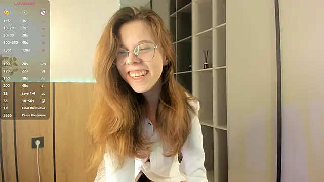 Snapshot of Xonalenei chatting on 11.17.25 Xonalenei online show from 11.17.25