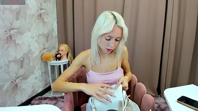 Snapshot of cute_luucy chatting on 10.10.25 cute luucy online show from 10.10.25