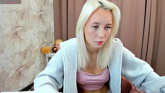 Snapshot of cute_luucy chatting on 10.13.25 cute luucy online show from 10.13.25