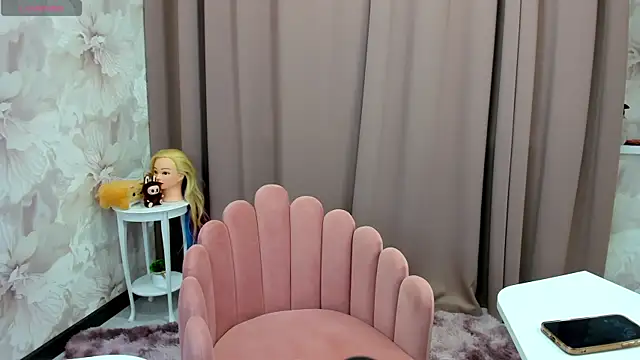 Snapshot of cute_luucy chatting on 10.14.25 cute luucy online show from 10.14.25