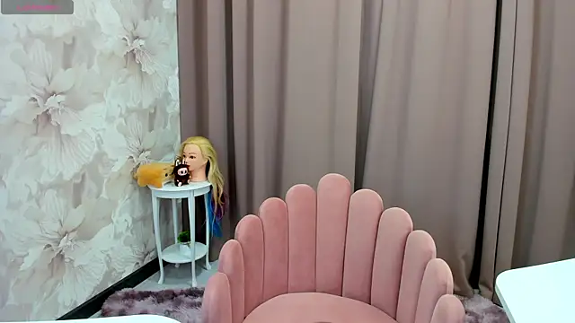 Snapshot of cute_luucy chatting on 10.15.25 cute luucy online show from 10.15.25