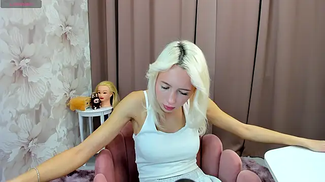 Snapshot of cute_luucy chatting on 10.17.25 cute luucy online show from 10.17.25