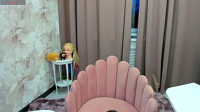 Snapshot of cute_luucy chatting on 10.21.25 cute luucy online show from 10.21.25