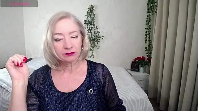 hunters woman online show from 11.30.25