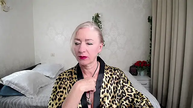 hunters woman online show from 02.11.26