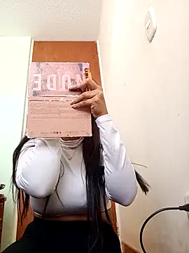 Snapshot of IsabellaLuxe chatting on 09.25.25 IsabellaLuxe online show from 09.25.25