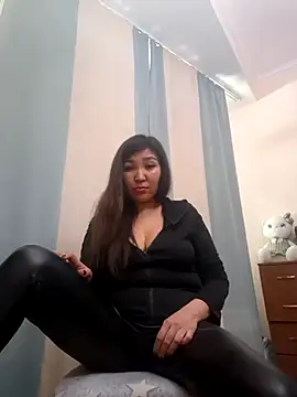 Snapshot of HellaWerlous chatting on 12.21.25 HellaWerlous online show from 12.21.25