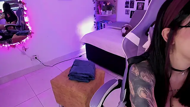 Snapshot of Liz_rogers_x chatting on 11.09.25 Liz rogers x online show from 11.09.25