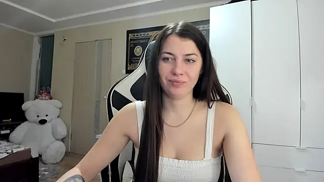 EmiLovsi online show from 10.13.25